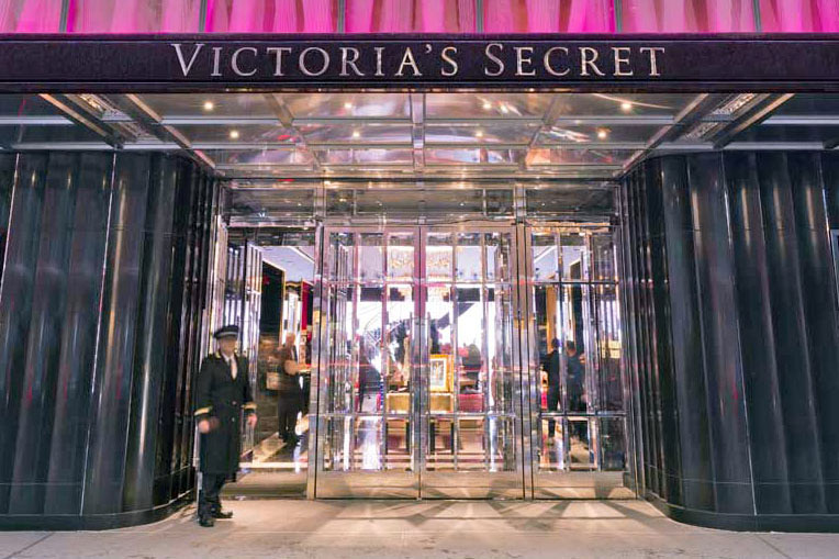 Mistral Fabricated Custom Doors With Mirror Finish Faceted Door Handles.Victoria’s Secret – 640 5th Avenue – New York, NYArchitect: O’Neil Langan